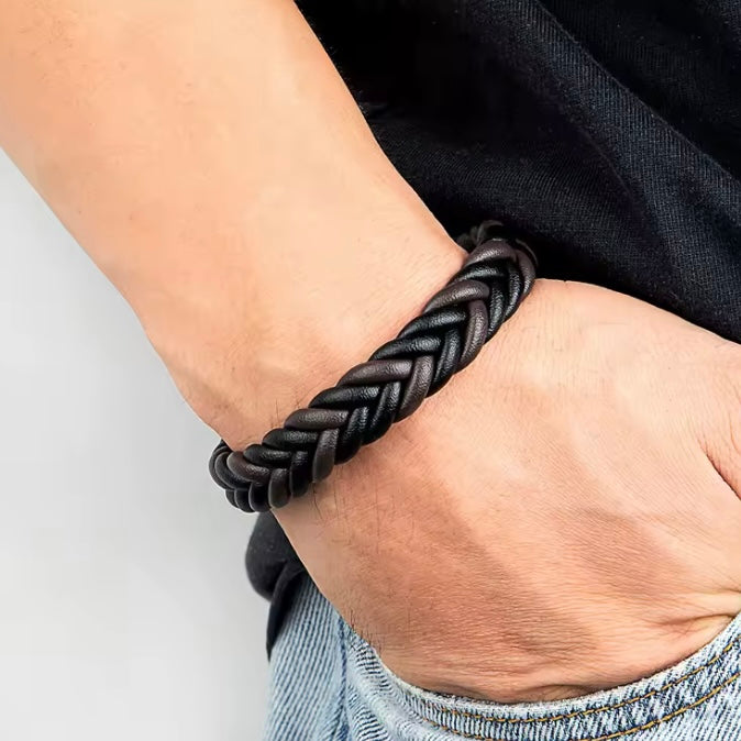 Klassieke herenarmband – gevlochten leer met roestvrijstalen details