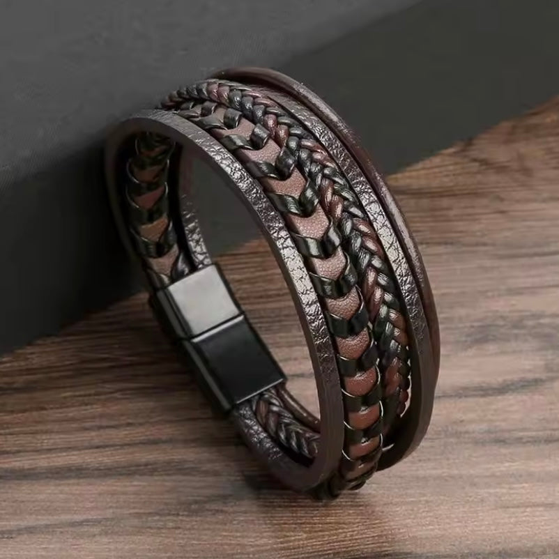 Magnetische Charme – Meerlaagse Herenarmband van Vintage Leer