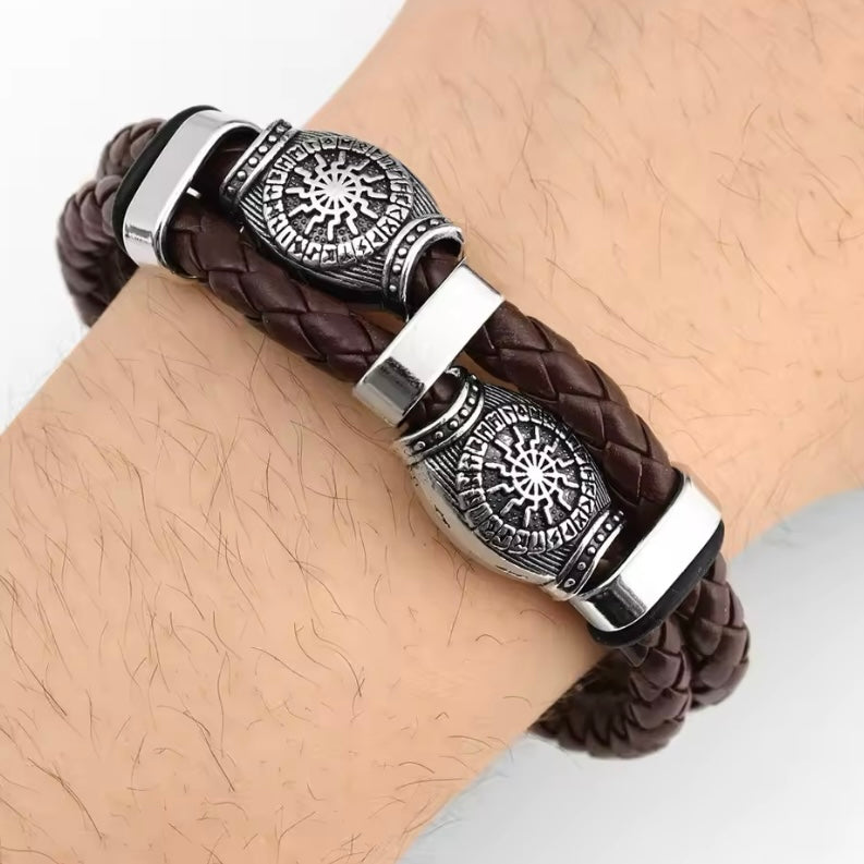 Stijlvolle Meerlaagse Leren Armband met Nordic Runes en Odin's Geluksbedel voor Heren.