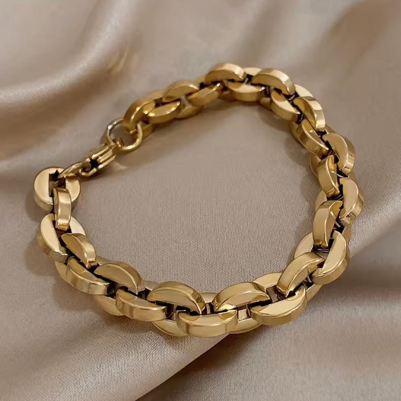 Straal zelfvertrouwen uit met deze opvallende vergulde Cubaanse ketting armband!