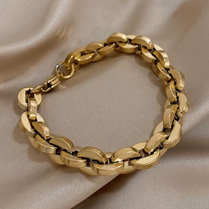 Straal zelfvertrouwen uit met deze opvallende vergulde Cubaanse ketting armband!